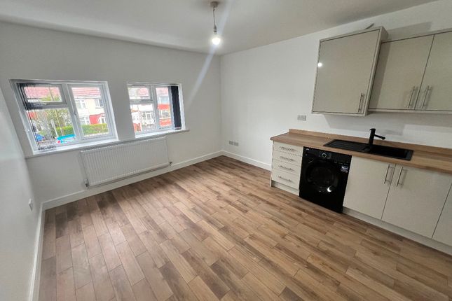Flat to rent in Priory Road, Dudley