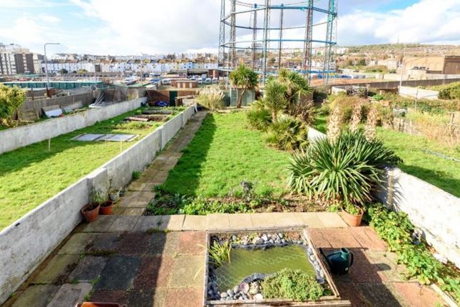 Flat for sale in Cliff Road, Brighton