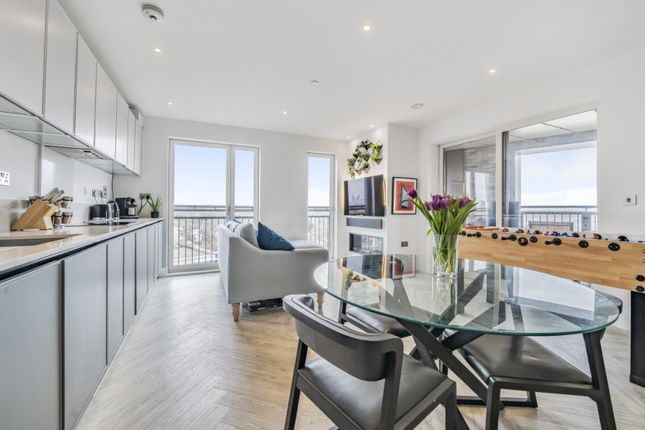 Flat for sale in Courthouse Way, London