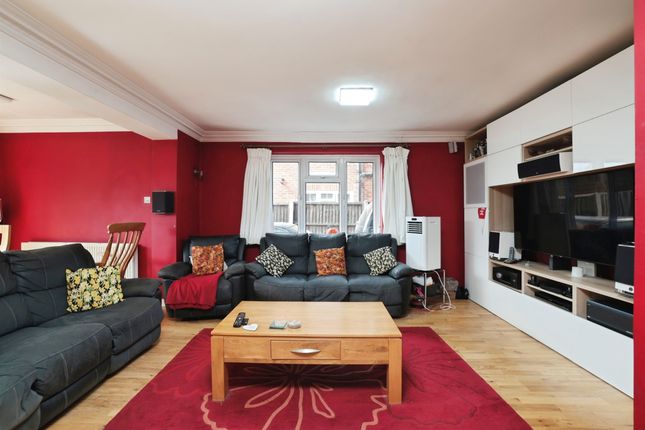 10, Biddenham Turn, Watford photo 4