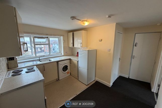 Flat  West Park Close, Romford photo 5