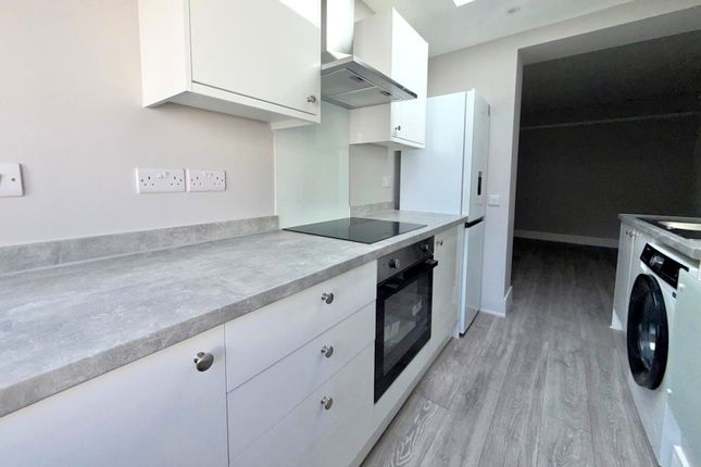 Flat 3, 17 High Road, Byfleet photo 5