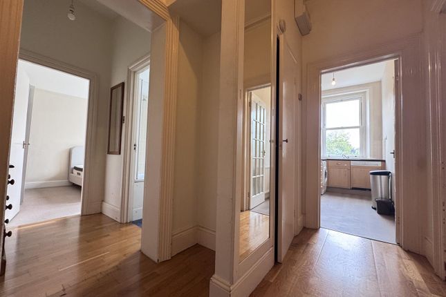 Flat 4, 20, Oakleigh Park South, London photo 4