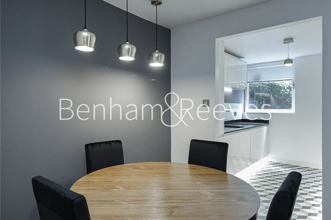 Bridgeport Place, London, Kennet Street photo 3