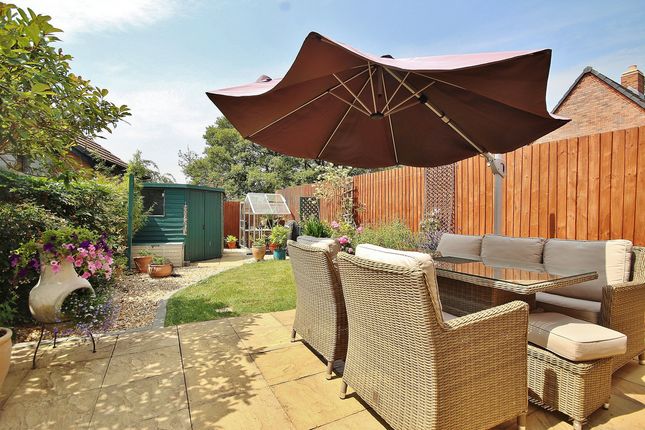 13, Masons Grove, North Leigh photo 4