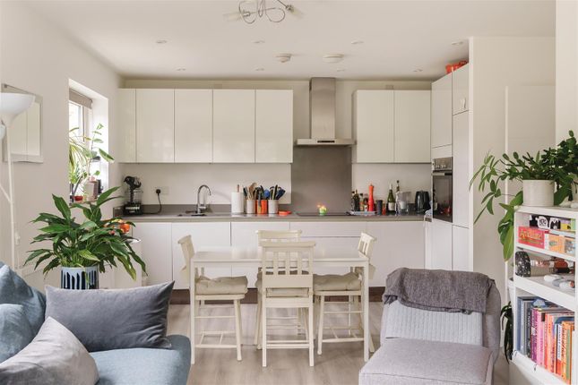 Flat for sale in Queenswood Crescent, Englefield Green, Egham