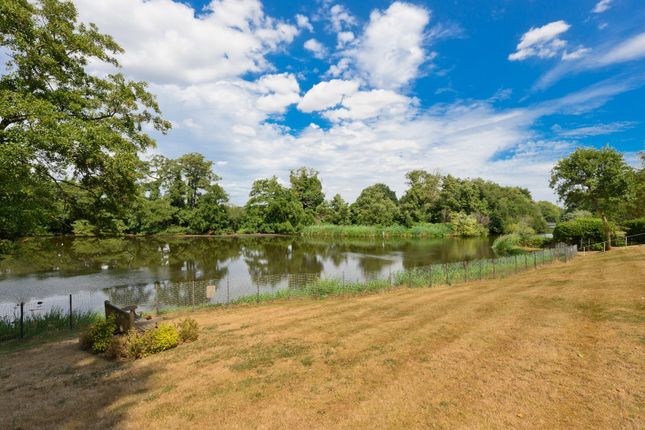2, Farington Acres, Weybridge photo 2
