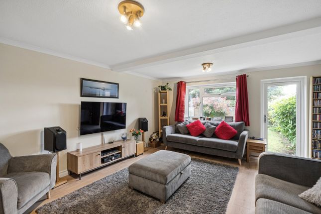 73, Rochfords Gardens, Slough photo 2