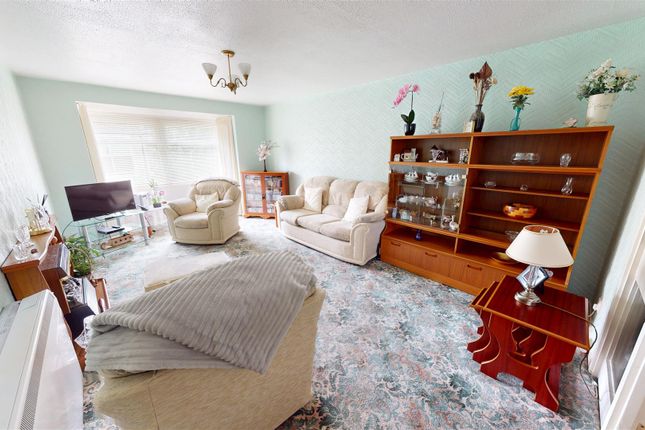 47, Wycliffe Gardens, Shipley photo 2