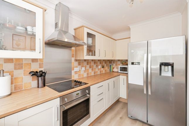 24, Ferryhills Close, Watford photo 2