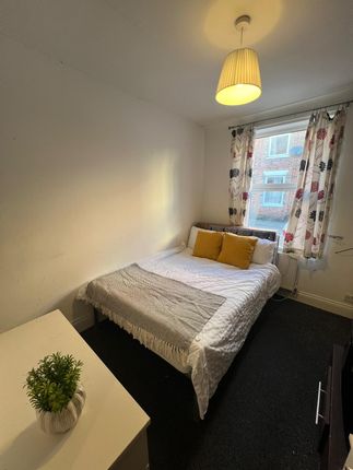 A Cozy Double Bedroom Featuring A Comfortable Doub...