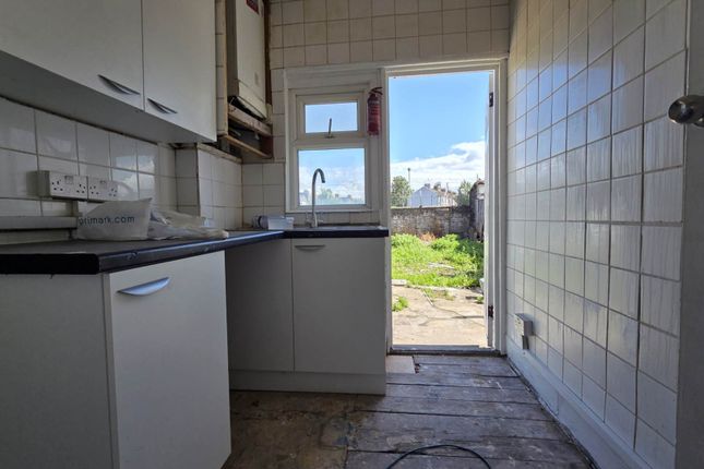112, Sibley Grove, London photo 4