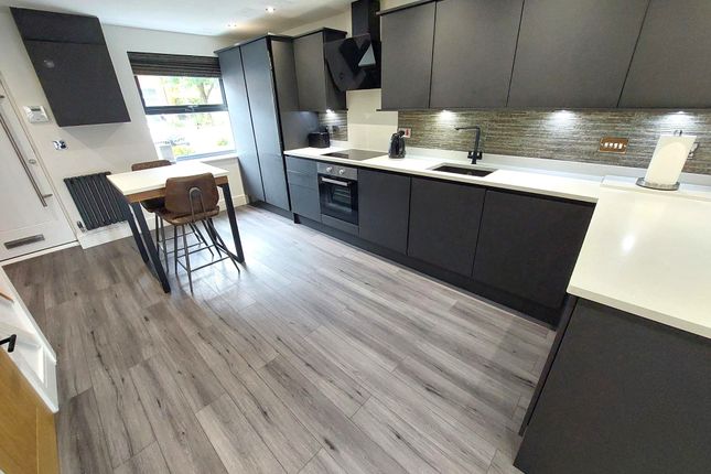 37, Stonemere Drive, Manchester photo 2