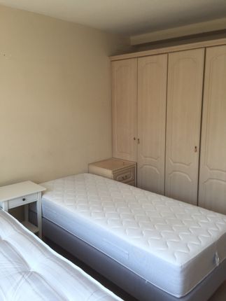 2 bed property to rent in Arundel Gardens, London