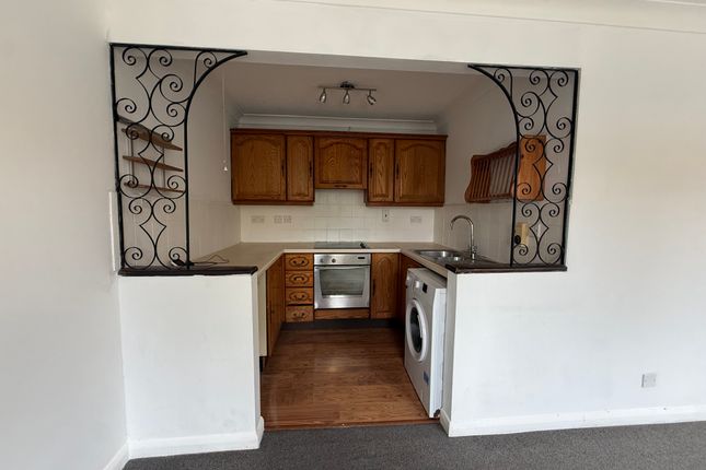 45 Connaught Gardens, Crawley photo 3