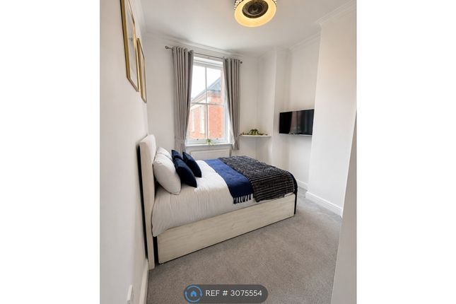 Flat, Osborne House Hampstead Avenue, Woodford Green photo 5