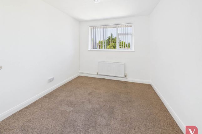 12, James Court, Luton photo 3