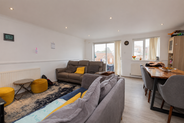 10, Sandringham Court, Slough photo 4