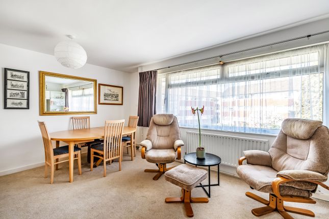37, Master Close, Surrey photo 3