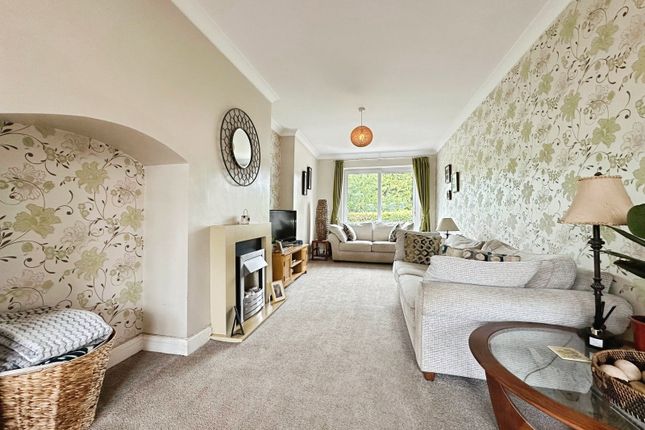 84, Lynton Avenue, Claregate, Wolverhampton photo 2
