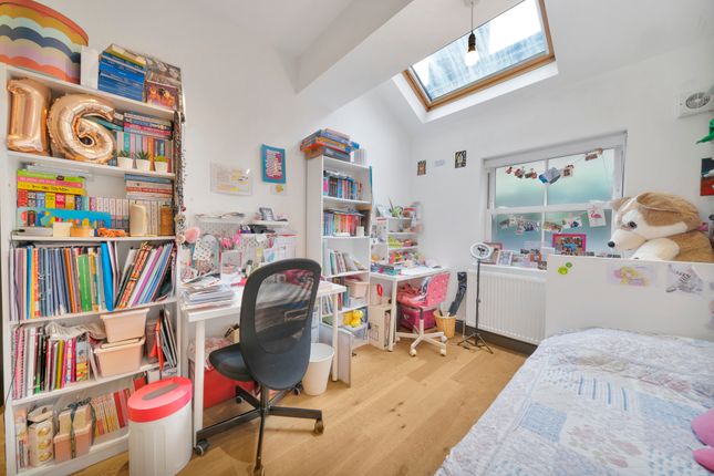 Flat for sale in Buxton Gardens, London