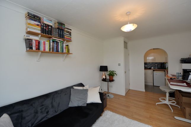 Flat to rent in Chelveston Crescent, Southampton