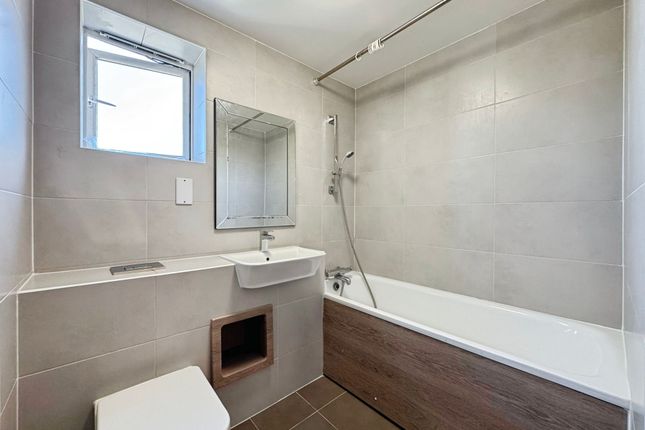 Flat 54, Geneva Court, London photo 4