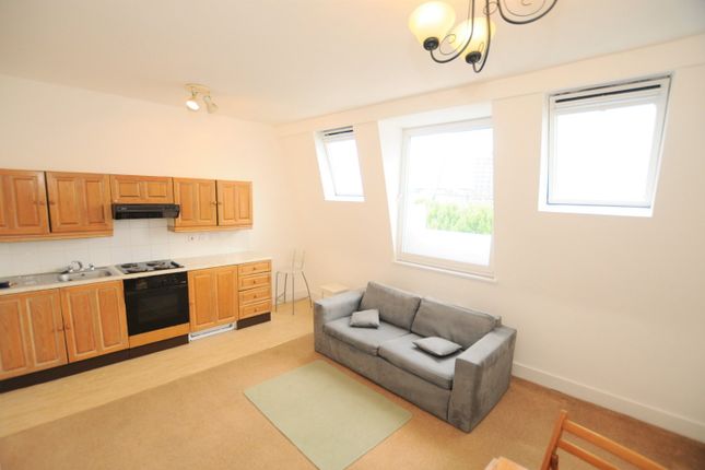 563,Flat C, Chiswick High Road, London photo 2
