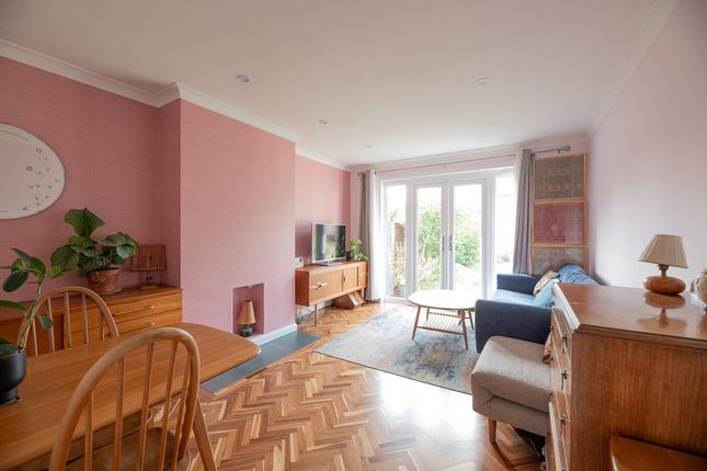 5, Westleigh Avenue, Leigh-on-sea photo 2