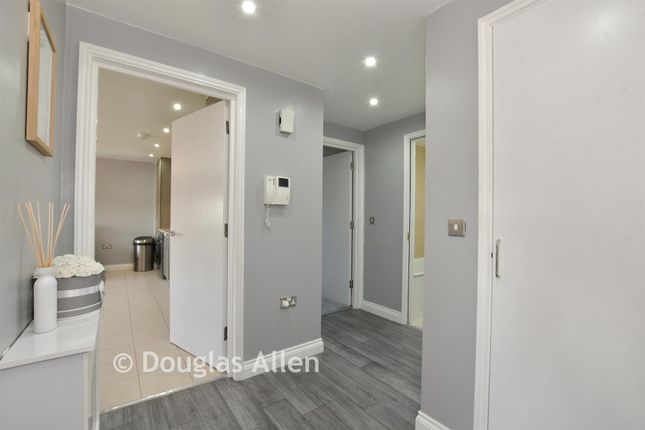 9, Churchill Avenue, Basildon photo 3