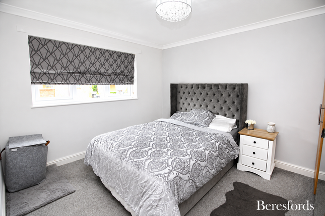 57, Long Lynderswood, Basildon photo 5