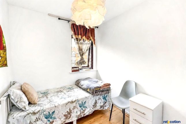 184 Somerset Gardens, London photo 4