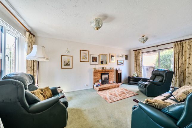 3, Charing Close, Ringwood photo 2