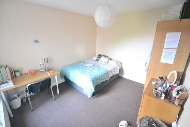 49, Donnington Gardens, Reading photo 4