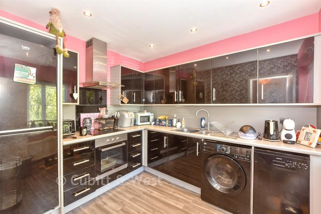 4, Ellisons Crescent, Waterlooville photo 4