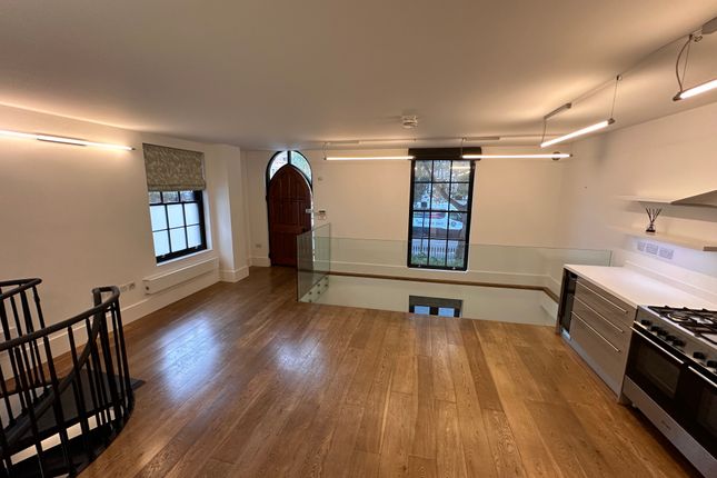 Duplex to rent in Parsons Green, London