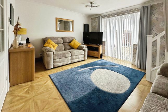 87, Marsom Grove, Bedfordshire photo 2