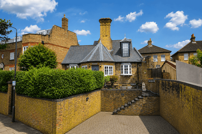 2-bed house on 3 Paulin Drive, Winchmore Hill, £2,600/mo
