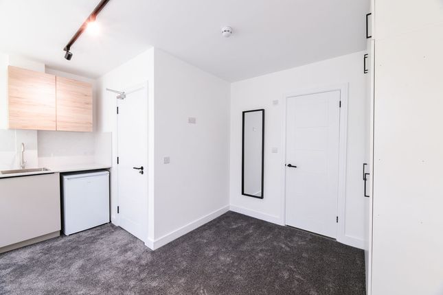 3-FFF-72, Albert Drive, London photo 5