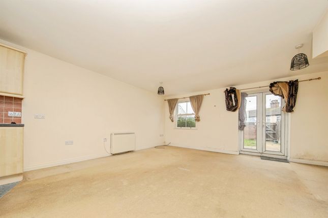 Flat 8, Coxs Court, Main Road, Harwich photo 4