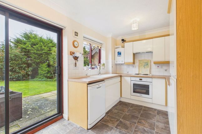27, Lanyon Close, Horsham photo 2
