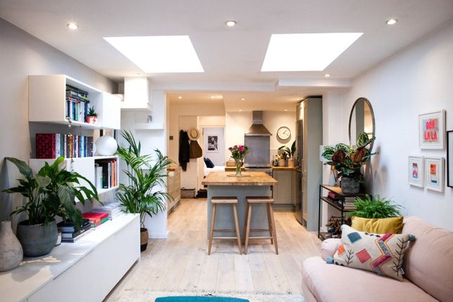 Flat for sale in Cambria Road, London