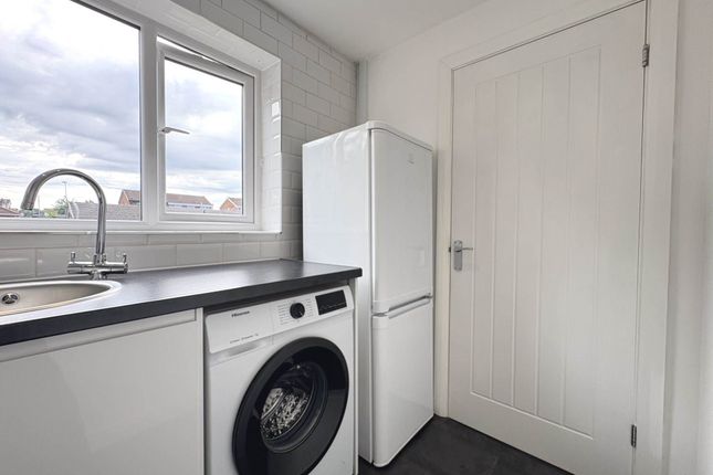 70, Redwood, Oldham photo 4