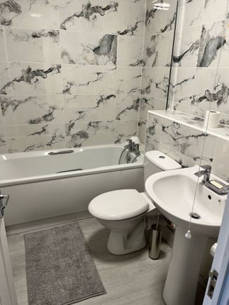 Flat to rent in Woodgate Drive, London