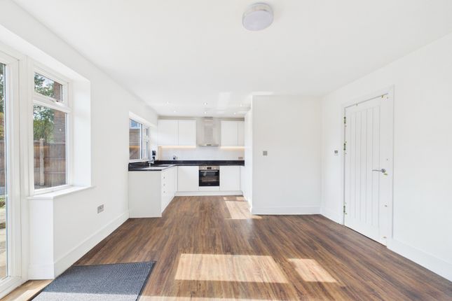 Flat 1, Woolden House,, Connaught Avenue, Chingford photo 2