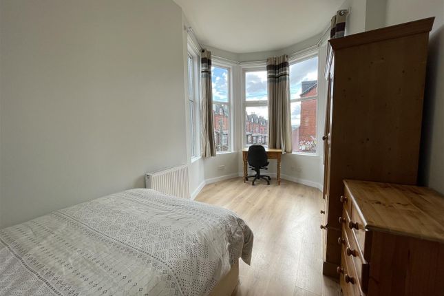 8, Chestnut Avenue, Leeds photo 4