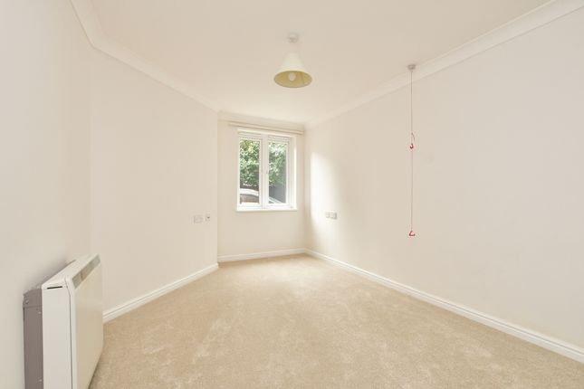 Flat to rent in Massetts Road, Horley