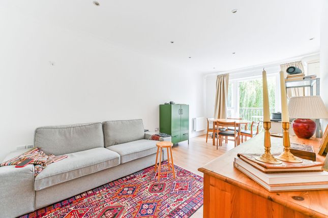 Catherines Close, Raynes Park photo 4