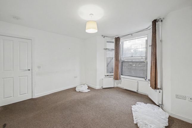 Flat A, 6 Saltram Crescent, London photo 5