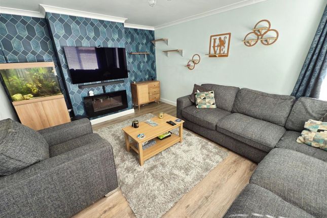 33, Dixon Drive, Lowestoft photo 2